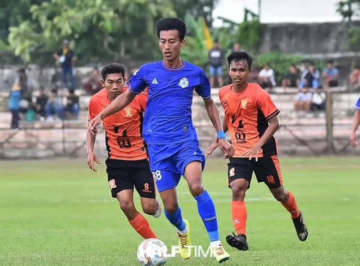 Babak pertama PSIR Rembang tertinggal 2 gol dari Persika Karanganyar. Foto: Instagram/persikra