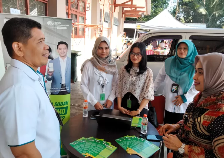  Deputi Direktur BPJS Ketenagakerjaan Jateng dan DIY Cahyaning Indriasari (kanan) dan Kepala Cabang BPJS Ketenagakerjaan DIY, Teguh Wiyono (kiri) saat meninjau kejuaraan bulutangkis Piala GKR Hemas 2023 di GOR Pangukan Sleman, Senin (29/5/2023).  