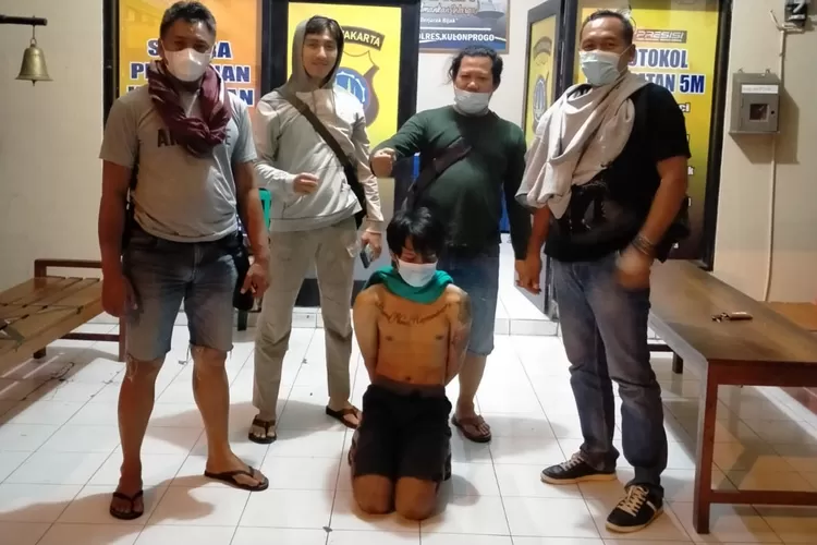 Polisi amankan pelaku pencurian di warung bakso yang menggondhol speaker aktif. (Foto: Dokumentasi Humas Polres Kulon Progo)