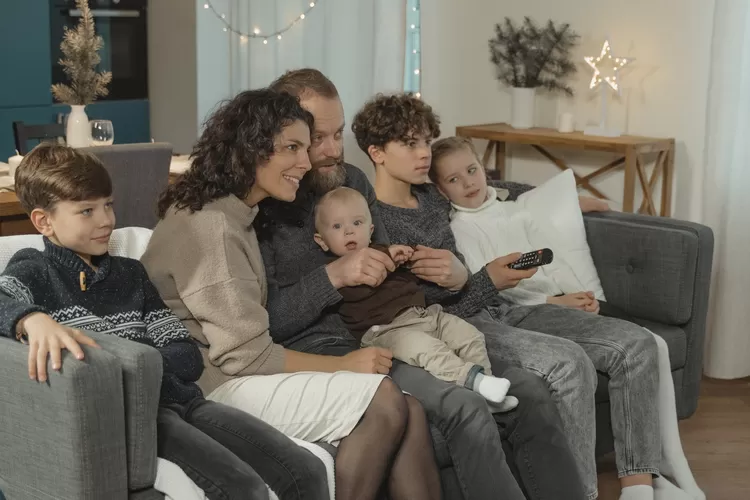 Ilustrasi keluarga yang sedang menonton televisi (Pexels)