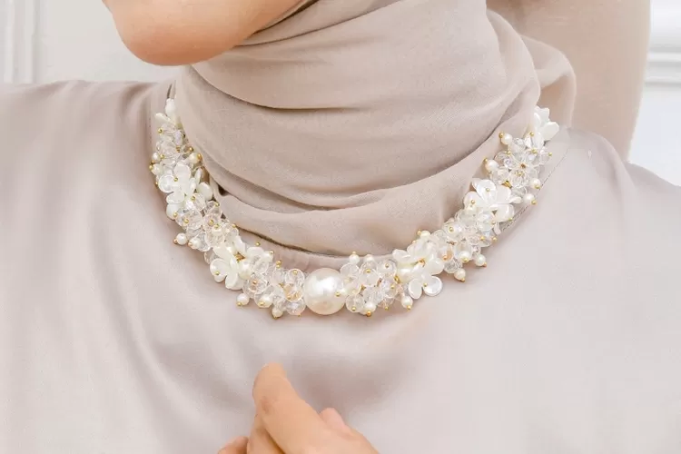 Hai Hijabers, Berikut 5 Model Kalung Hijab yang Bikin Penampilan Terlihat  Lebih Elegan dan Cantik - Pos Flores