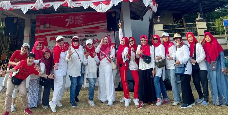 Di sela acara, warga RW 09, Taman Yasmin, Kelurahan Cilendek Timur berfoto bersama-sama.