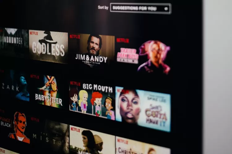 Rekomendasi Film Seru Yang Cocok Ditonton Saat Bulan November, Bisa Mengisi Waktu Luangmu. (unsplash.com/@charlesdeluvio)