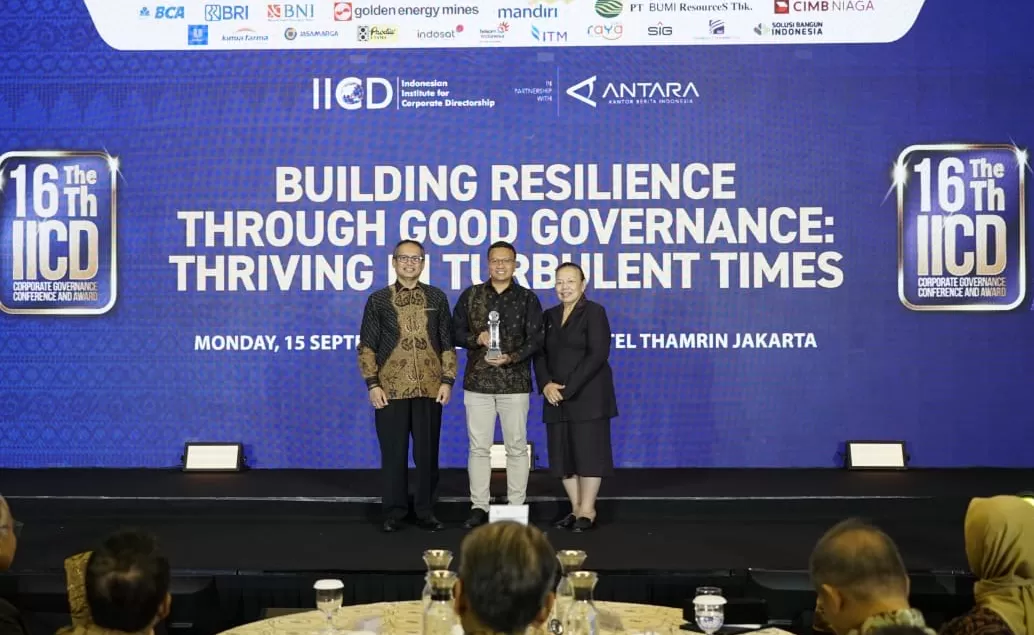 VP Sustainability Telkom Gunawan Wasisto saat menerima penghargaan Best State-Owned Enterprises (Big Cap) pada ajang The 16th IICD Corporate Governance Conference & Award 2025.