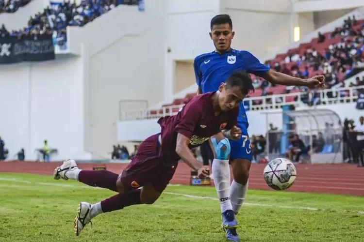 Frendi Saputra (biru) saat masih bermain untuk PSIS Semarang. Frendi dan Rio Saputro dilepas. (Ayosemarang.com/ Audrian Firhannusa)