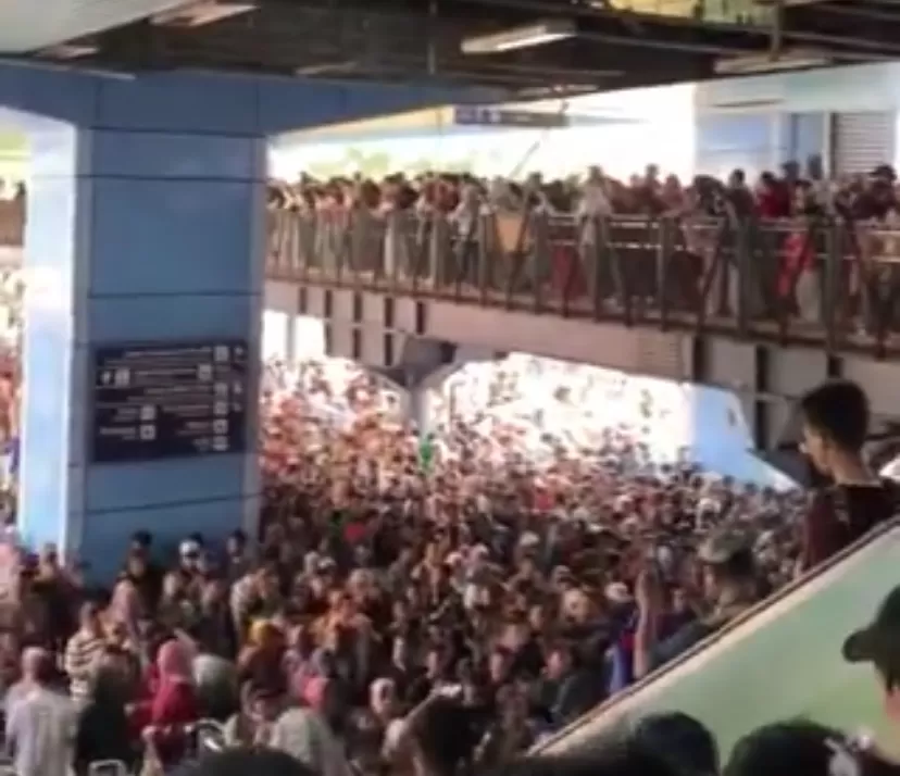 Penumpang KRL berjubel di Stasiun Juanda Jakarta pada Minggu, 5 Oktober 2025.
