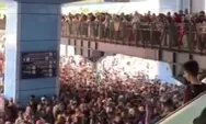 Penumpang KRL Berjubel di Stasiun Juanda, Petugas KAI Terapkan Buka Tutup