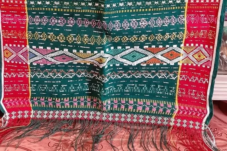 Kain Ulos Khas Danau Toba (Instagram @hettyjunitasiregarshop)