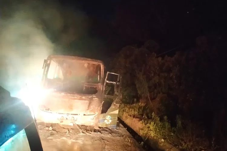 Video Bus ALS Terbakar di Muara Enim Viral, Penumpang Ceritakan Kronologi Awal Mogok hingga Keluar Asap dan Api. (Tiktok)