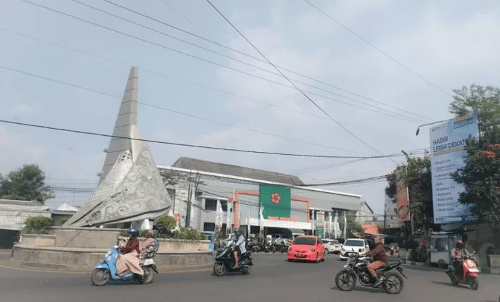 Rembang alami hari tanpa bayangan saat suhu mencapai 35&deg;C. Fenomena langka ini terjadi karena posisi Matahari tepat di atas kepala.