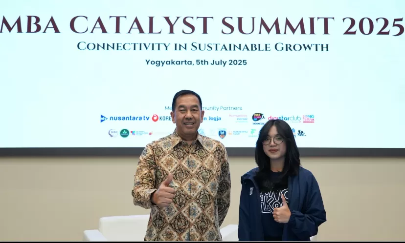 Wakil Direktur Utama Telkom Muhammad Awaluddin bersama Putu Gita Marsya Wijaya selaku Chapter Lead Digistar Club UGM dalam acara MBA Catalyst Summit 2025.