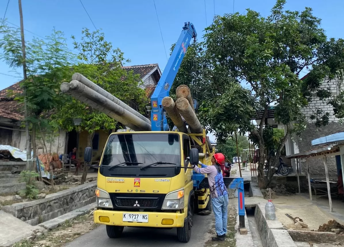 PLN Tanggap Cepat Usulan Warga, Kirim dan Pasang Tiang Listrik di Sendangagung