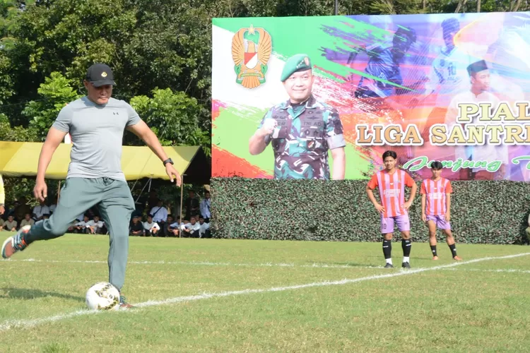 Panglima Kodam IV/Diponegoro Mayjen TNI Widi Prasetijono melakukan kick off Turnamen Piala Kasad Liga Santri PSSI 2022 wilayah Jateng, di lapangan bola Yonarhanud 15/DBY, Senin (20/6/2022).  (Dok Pendam IV/Diponegoro)