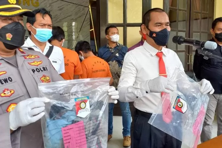 Polisi menunjukkan barang bukti aksi penusukan sebabkan pria meninggal dunia.  (ANTARA/Bagus Ahmad Rizaldi)