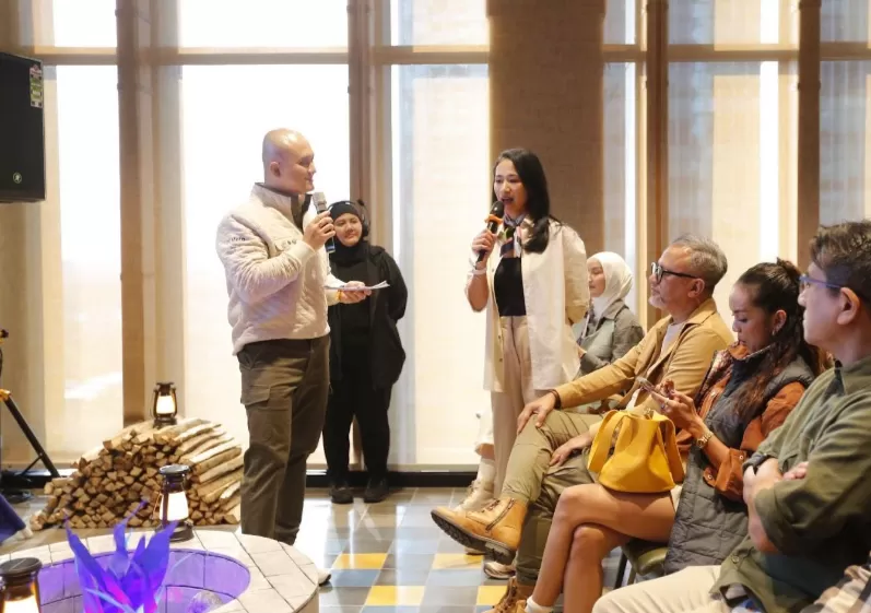 Sesi diskusi dalam acara Instagram Safety Cam bersama para kreator konten dan komunitas yang berfokus pada pengasuhanan.