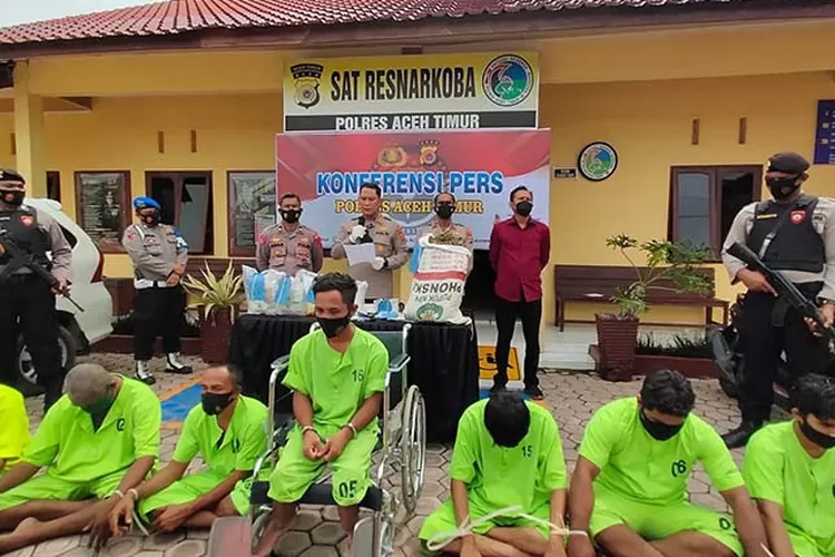 Kapolres Aceh Timur AKBP Mahmun Hari Sandy Sinurat memperlihatkan barang bukti dan tujuh tersangka di Mapolres Aceh Timur, Jumat (17/9/2021) (ANTARA/Hayaturrahmah )