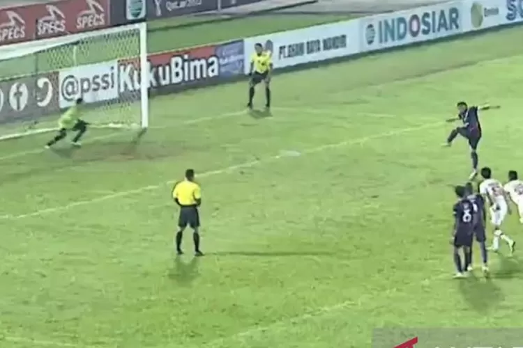  Christian Gonzales melakukan eksekusi pinalti dengan tendangan kerasnya memperdaya kiper Persija Govindra Ryzaqa.pada pertandingan Piala presiden 2022 di Stadion Segiri Samarinda  (Antara/Arumanto)