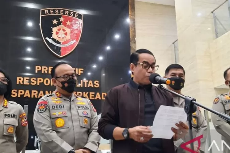 Direktur Tindak Pidana Umum (Dirtipidum) Bareskrim Polri Brigjen Pol. Andi Rian Djajadi sampaikan penetapan tersangka Bharada E di Mabes Polri, Jakarta, Rabu malam (3/8/2022).  (ANTARA/Laily Rahmawaty)