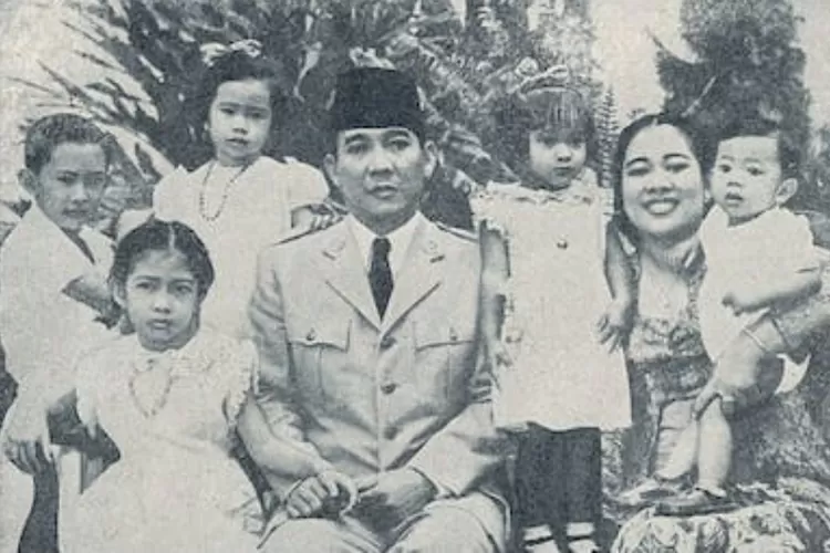Potret Presiden Soekarno, istrinya Fatmawati dan kelima anaknya. (Arsip historia.id)