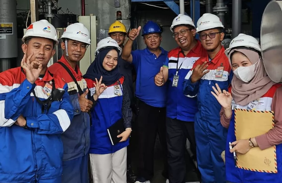 Area Head PGN Bojonegoro Faishal Arief bersama perwakilan manajemen PT Bumi Menara Internusa saat gas in perdana industri di Lamongan, 1 Januari 2026.