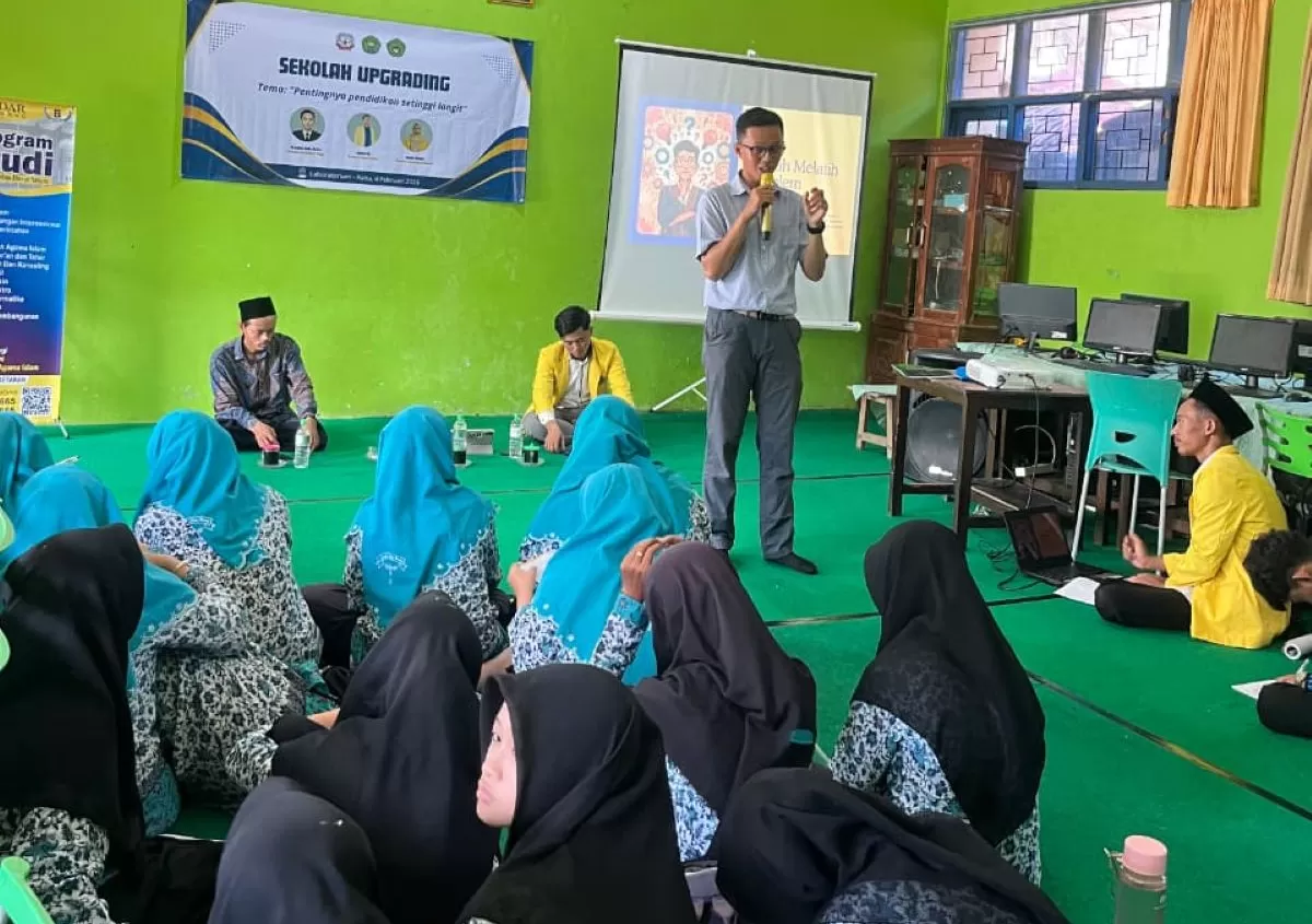 Dosen UNDAR Jombang, Muhammad Najihul Huda menyampaikan materinya di depan siswa MA Darul Ulum Bareng.  (SketsaNusantara.id)