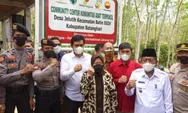 Bupati Batang Hari MFA Mendampingi Mensos Risma Resmikan Community Center KAT di Sungai Terap