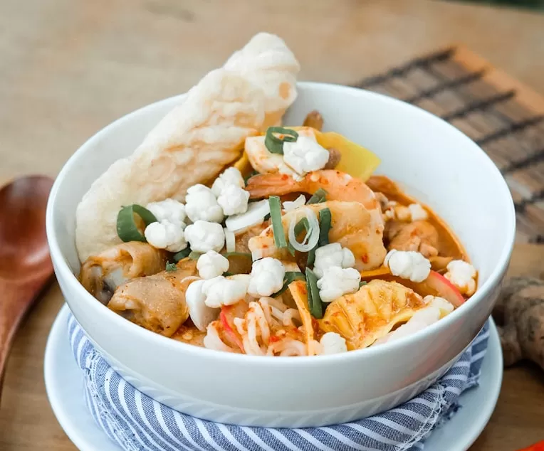 Inilah risiko kesehatan akibat konsumsi seblak secara berlebihan yang sering diabaikan oleh banyak orang. (Foto: Unsplash)