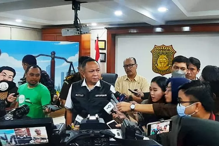 Kepala Pusat Penerangan Hukum (Kapuspenkum) Kejaksaan Agung RI Ketut Sumedana memberikan keterangan kepada media dalam konferensi pers di Kejaksaan Agung, Jakarta, Kamis (16/2/2023).  (ANTARA/Laily Rahmawaty)