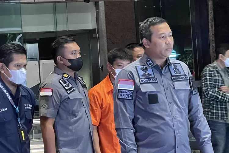 Kepala Sub-Bidang Pendetensian dan Deportasi Direktorat Jenderal (Ditjen) Imigrasi Kementerian Hukum dan HAM Douglas Simamora memberikan keterangan kepada wartawan di Lobi Direktorat Jenderal Imigrasi, Jakarta, Rabu (22/6/2022) dini hari.  (ANTARA/Putu Indah Savitri)