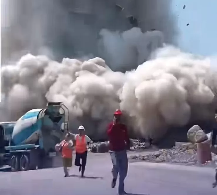 Warga Bangkok lari berhamburan ketika gedung runtuh terkena gempa (Youtube)