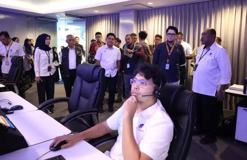 Karyawan di kantor AirNav Cabang JATSC, Jakarta.