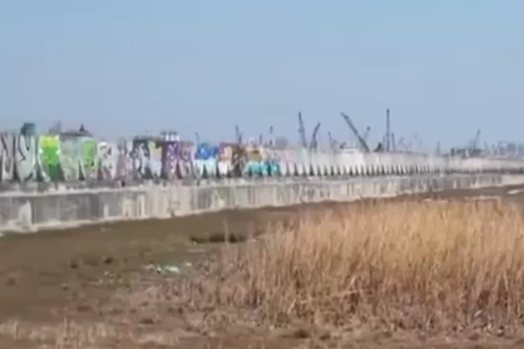Tampak tanggul laut raksasa sudah bocor dan rembes, diduga Jakarta akan tenggelam (Tangkap layar Youtube Insert Live)