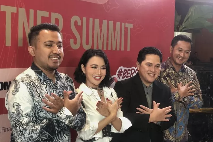Penyanyi Wika Salim (dua dari kiri) dan Ketum PSSI Erick Thohir (dua dari kanan) berpose saat memperagakan joget Garuda dalam sebuah acara PSSI Partner Summit di kawasan Jakarta, Rabu (27/9/2023).  (ANTARA/Zaro Ezza Syachniar)