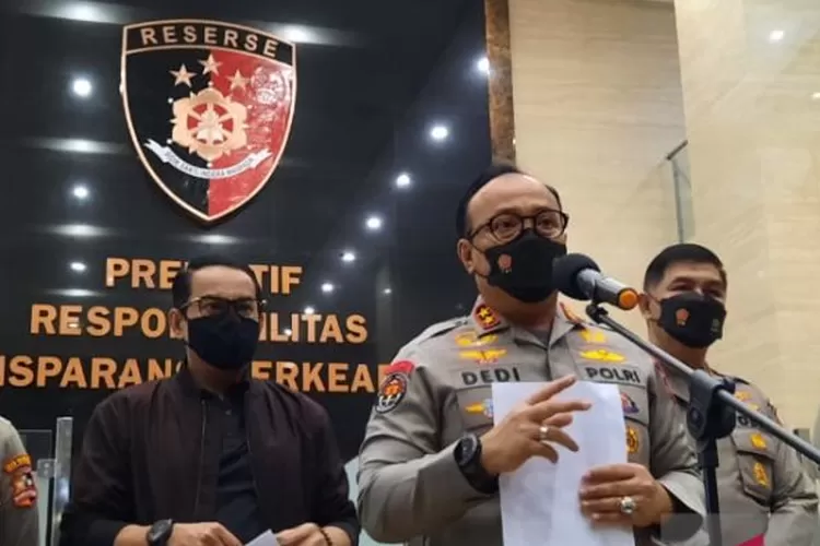 Kepala Divisi Humas Polri Irjen Pol. Dedi Prasetyo memberikan keterangan pers tentang penetapan tersangka Bharada E di Mabes Polri, Jakarta, Rabu (3/8/2022).  (ANTARA/Laily Rahmawaty)