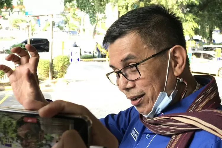 Anggota Komisi III DPR RI Hinca IP Pandjaitan XIII menjawab pertanyaan jurnalis saat ditemui di Jakarta, Kamis (7/10/2021).  (ANTARA/Genta Tenri Mawangi)