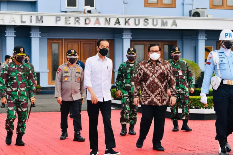 Presiden Joko Widodo bertolak menuju Jawa Timur pada Kamis (19/8) dengan beberapa agenda, di antaranya, untuk meninjau vaksinasi COVID-19 bagi pelajar dan masyarakat, serta juga mengunjungi pabrik pengolahan porang di Madiun, Jawa Timur, Kamis (19/8).  (ANTARA/HO-Biro Pers Sekretariat Presiden/Laily Rachev)