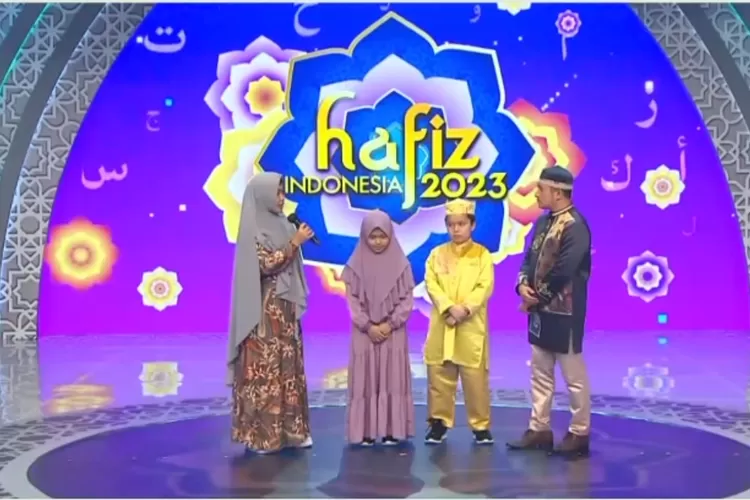 Zaki, alumni Hafiz Indonesia 2022 beserta uminya saat di panggung Hafiz Indonesia 2023 (Instagram @hafizrcti)