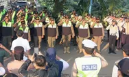 Satpol PP Tertibkan Bangunan Semi Permanen di Kebayoran Lama