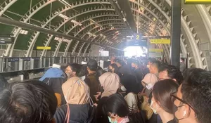 LRT Jabodebek Alami 2 Gangguan Pagi Ini: Pintu Kereta dan Aliran Listrik Mati