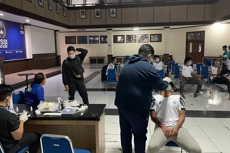 suasana para atlet jabar saat menjalani Swab Antigen sebelum berangkat ke Papua/Gorajuara/Rivan Risman.