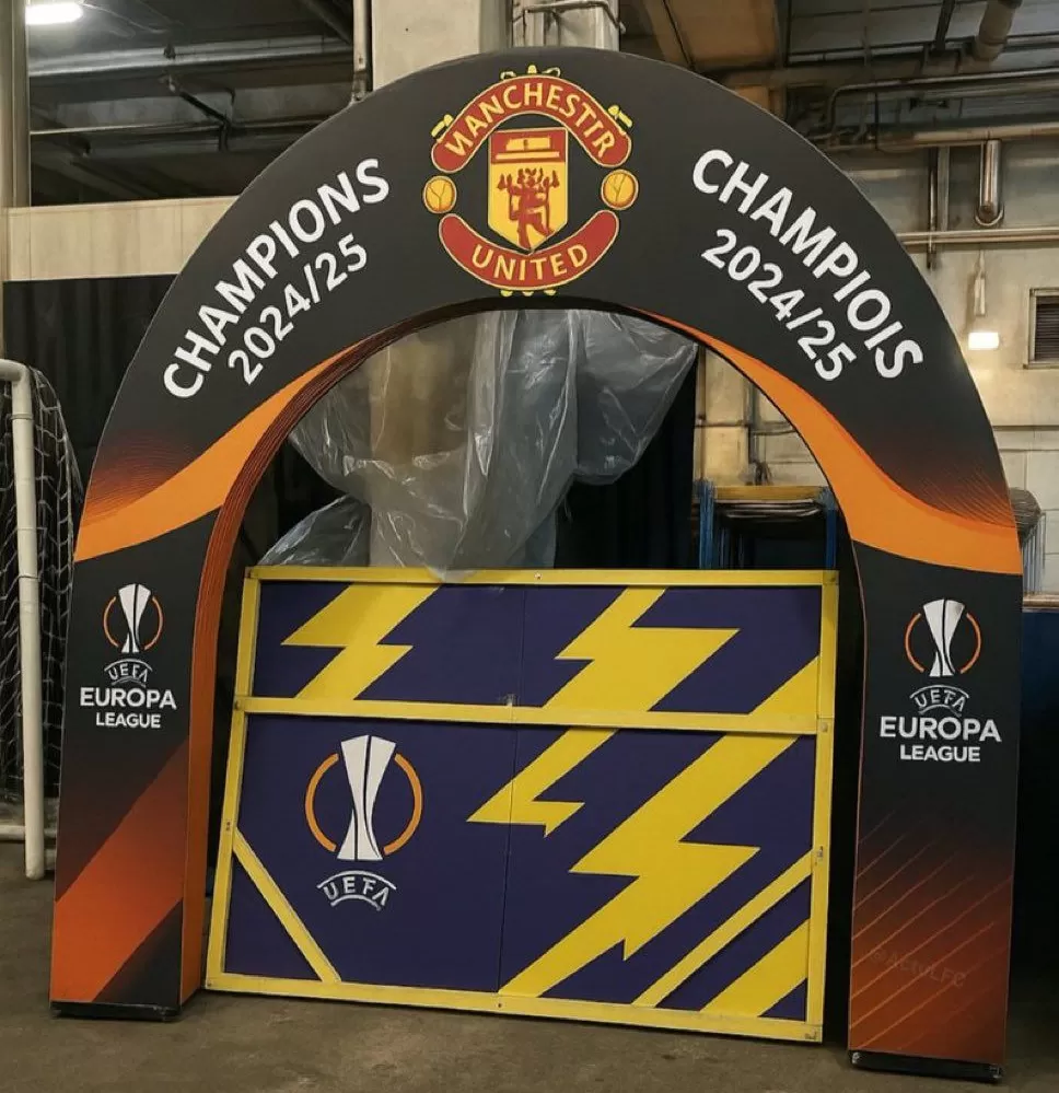 Gapura juara Manchester United yang tidak jadi dipakai usai kalah oleh Tottenham Hotspur. (X)