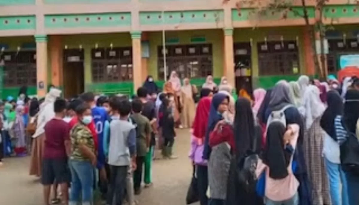 Anak-anak sekolah di Aceh Tamiang harus kembali ke sekolah walau tanpa seragam. (TikTok/almehra45)