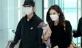 Berangkat ke Eropa, Song Joong Ki dan Katy Louise Saunder Sapa Penggemar di Bandara