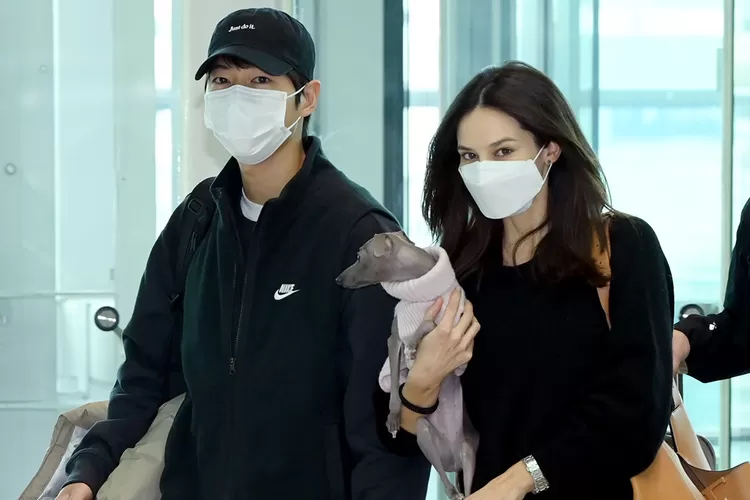Song Joong Ki dan Katy Louise Saunder sapa penggemar di bandara (Soompi)