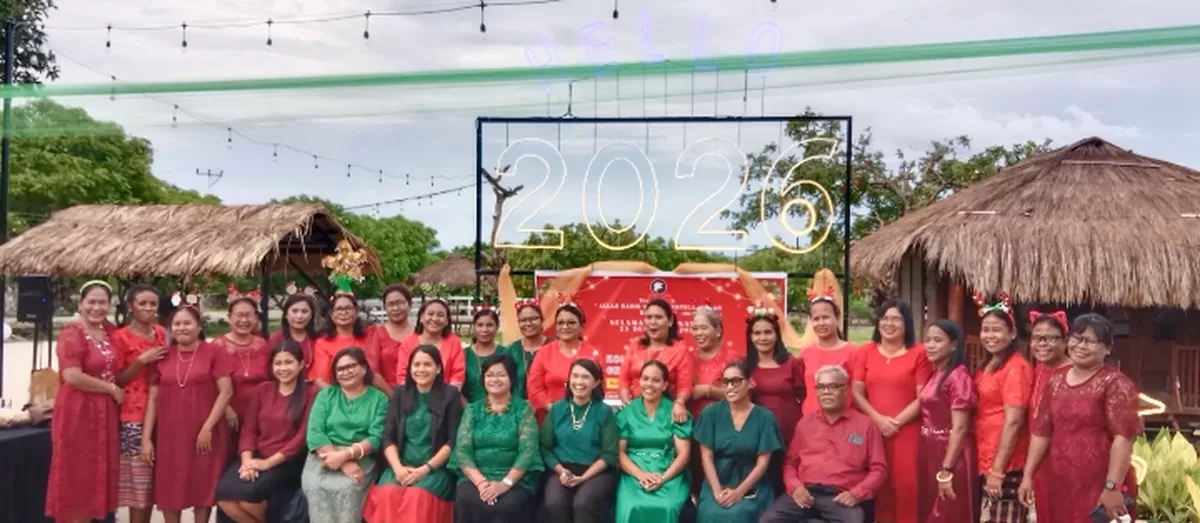 Komper Lingkungan B GKS Payeti foto bersama para pelayan pada saat perayaan Natal bersama di Kambaniru Beach Hotel. (sabanapedia.com/jumal)