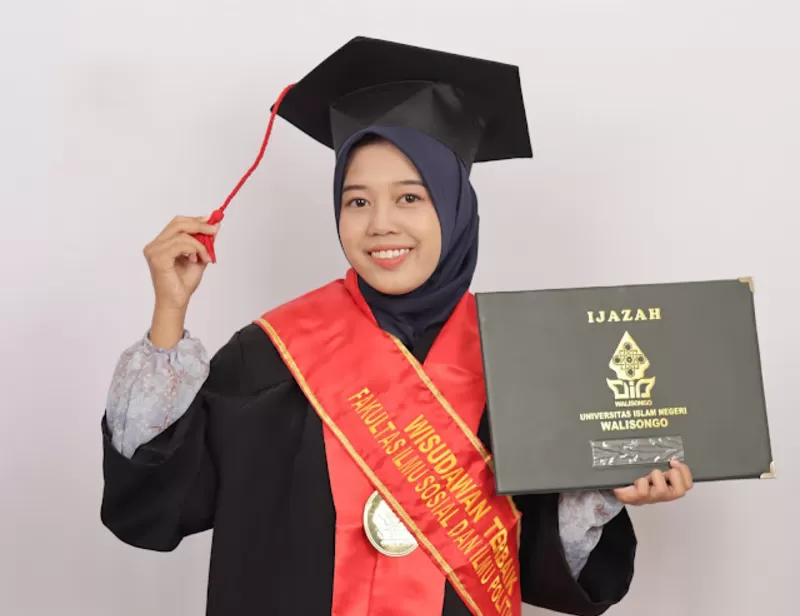 Miftahul Jannah penerima beasiswa Pemkab Rembang raih IPK 3,95 dan jadi wisudawan terbaik FISIP UIN Walisongo. Ini kisah inspiratifnya.