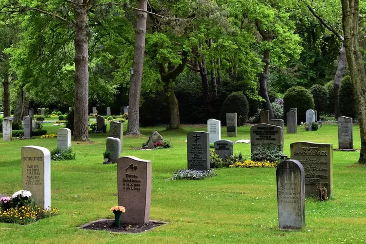 Apakah Benar Azab Kubur Dihentikan Selama Ramadhan? Simak Penjelasan Tadabbur Ilmi (Foto: Ilustrasi Kuburan/Unsplash.com)