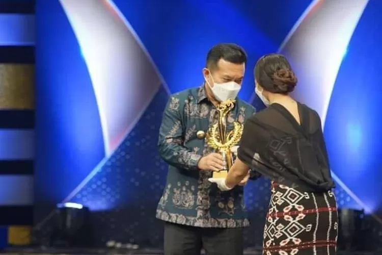 Gubernur Jambi, Al Haris, menerima penghargaan (Diskominfo Jambi)