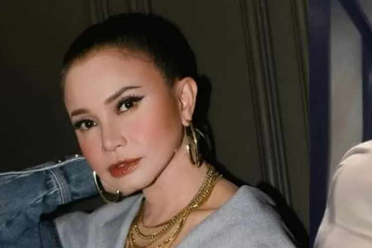 Rossa dihujat netizen karena cueki Betrand Peto alias Onyo di panggung belum lama ini (Instagram @itsrossa)