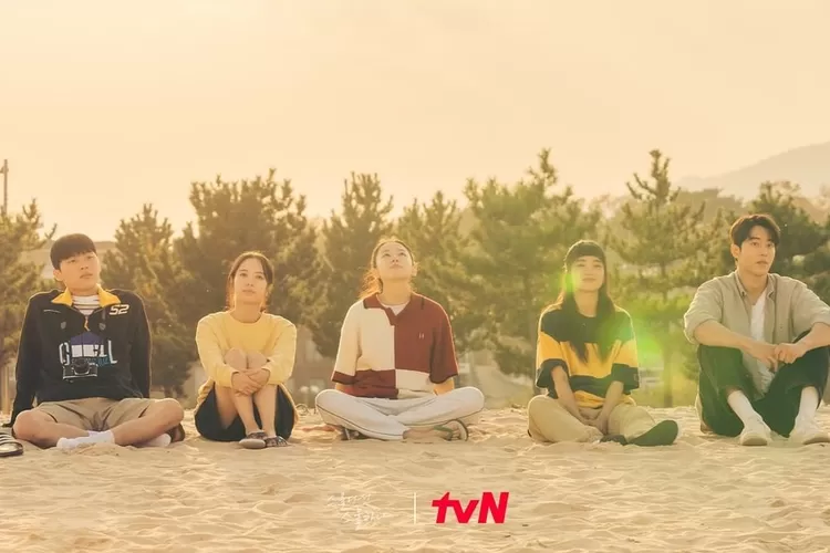 Episode 10 drakor Twenty Five Twenty One menampilkan Na Hee Do dan teman-teman pergi ke pantai (instagram tvn_drama)